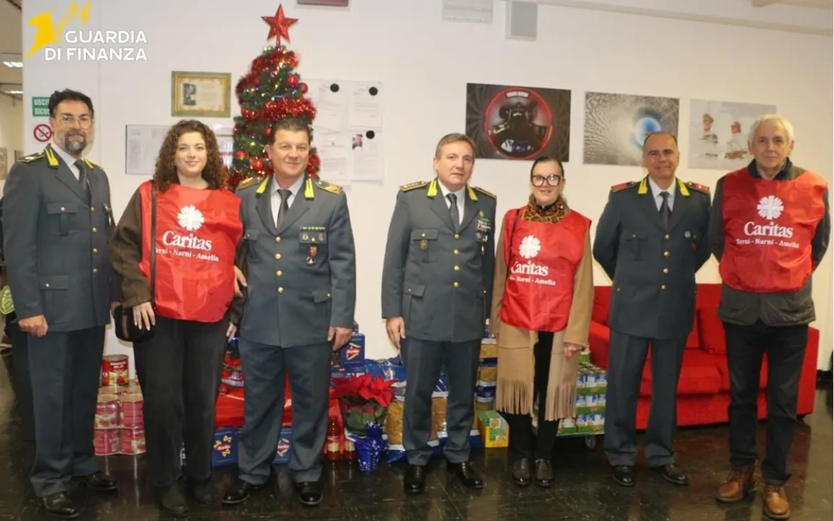 Guardia di Finanza, Natale di solidarietà a Terni: donati generi alimentari alla Caritas per sostenere famiglie e persone in difficoltà