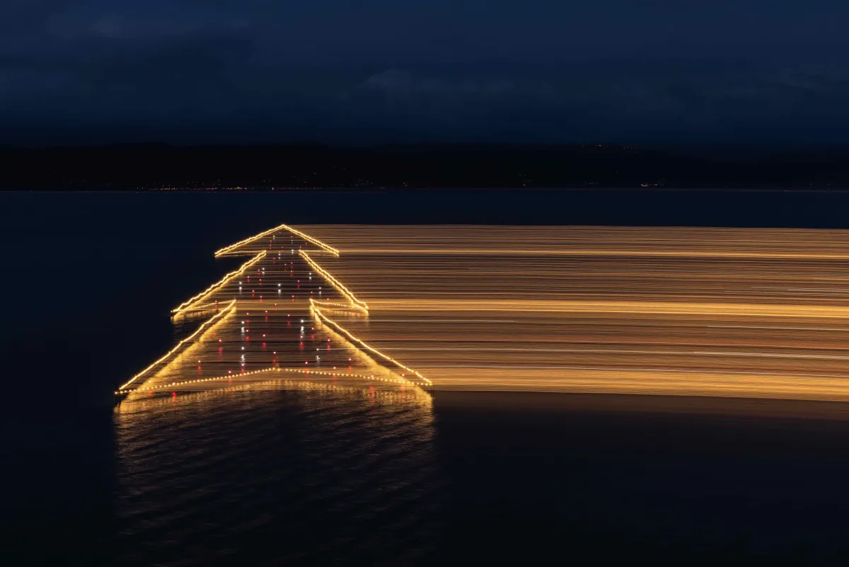 Natale sul lago, maxi-weekend di luci e spettacoli: cinque accensioni al giorno per l’albero sull’acqua più grande del mondo