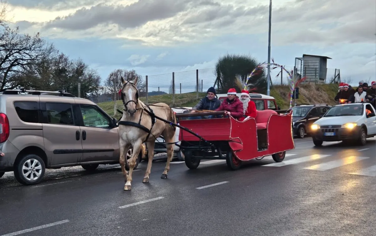   Babbo Natale in carrozza incanta Branca: 28 anni di sorrisi, tradizione e comunità unite