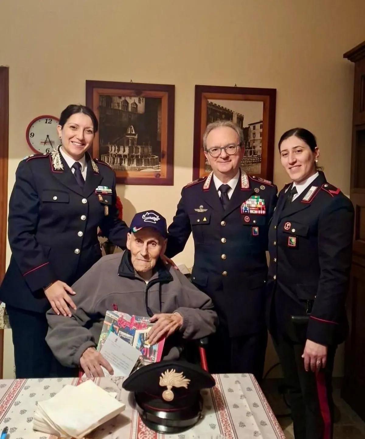 Carabinieri di Perugia fanno visita al collega 93enne in congedo: "Chi nasce Carabiniere resta Carabiniere per sempre"