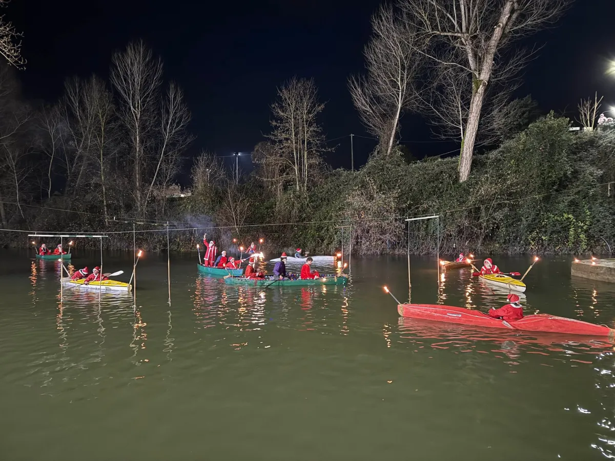 Città di Castello, la tradizione si è rinnovata: Babbi Natale in canoa sul Tevere