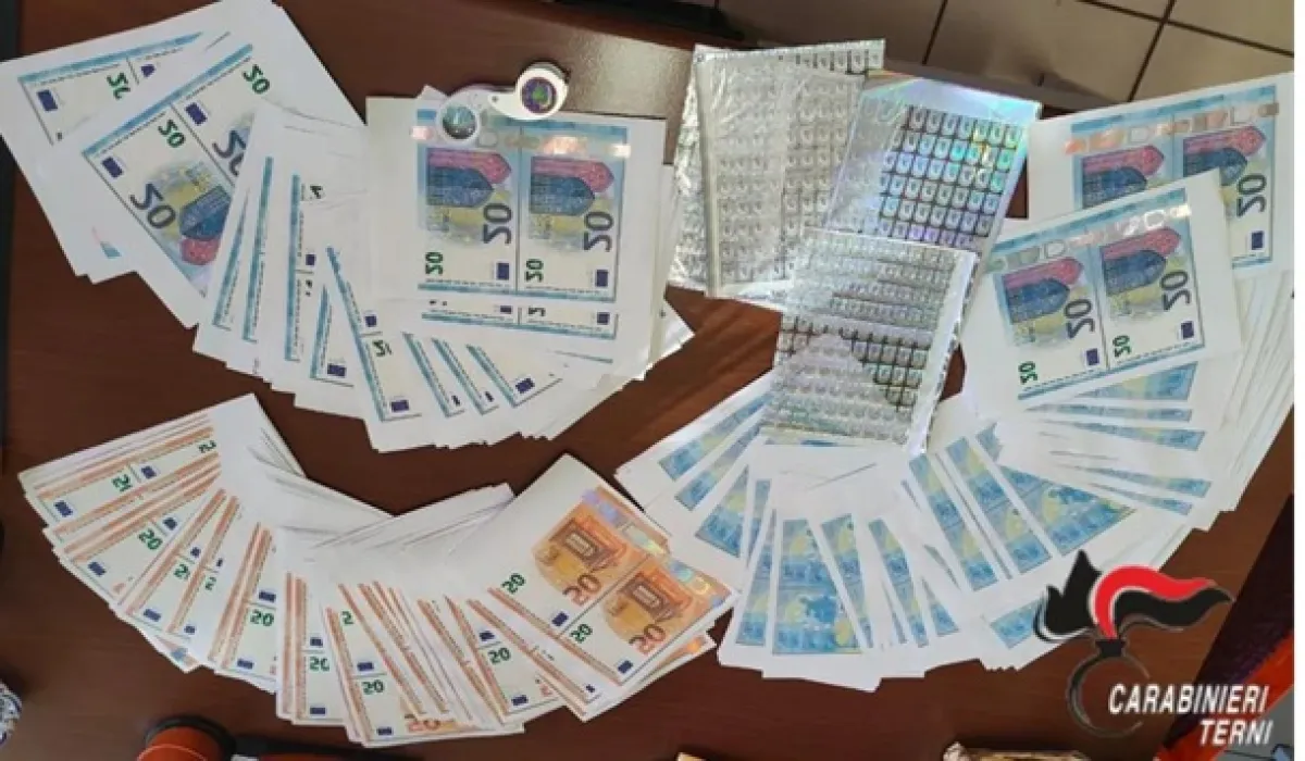 Terni, studente 18enne arrestato in possesso di soldi contraffatti: aveva ricevuto i contanti da un falsario di Acilia