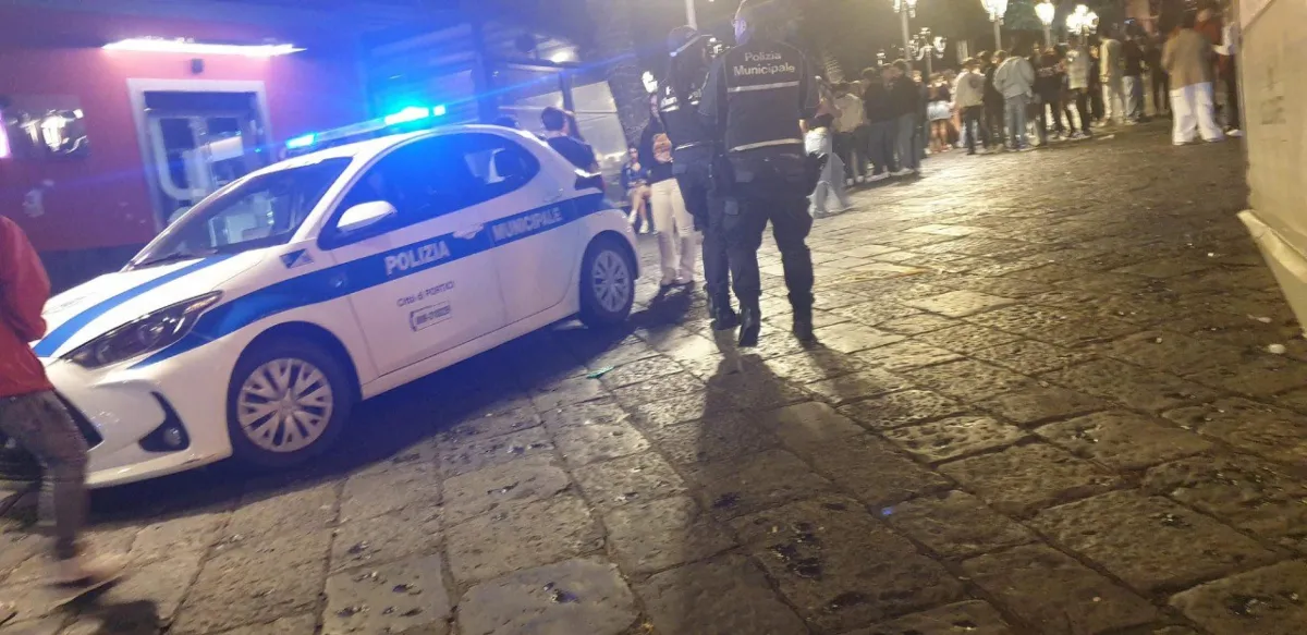 Ambulanza bloccata dalla sosta selvaggia a Gubbio: Polizia Locale scorta il mezzo d’emergenza fuori dal centro storico