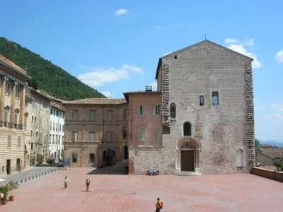 Premi e gratifiche natalizie al Comune di Gubbio: tra riconoscimento del lavoro e interrogativi sulla spesa pubblica