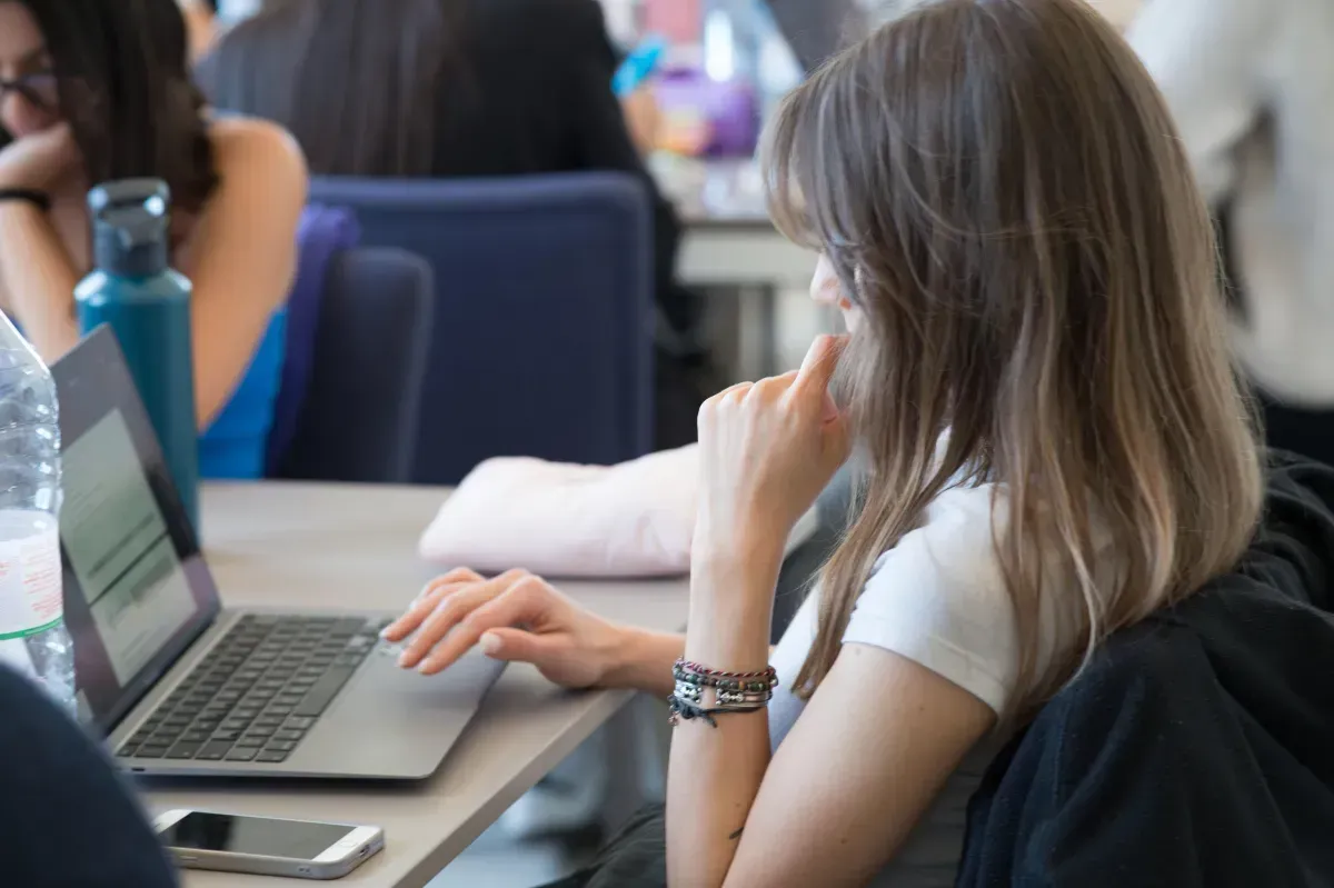 Borse di studio Adisu, al via il pagamento della prima rata 2025/2026: oltre 9,7 milioni a sostegno di migliaia di studenti umbri