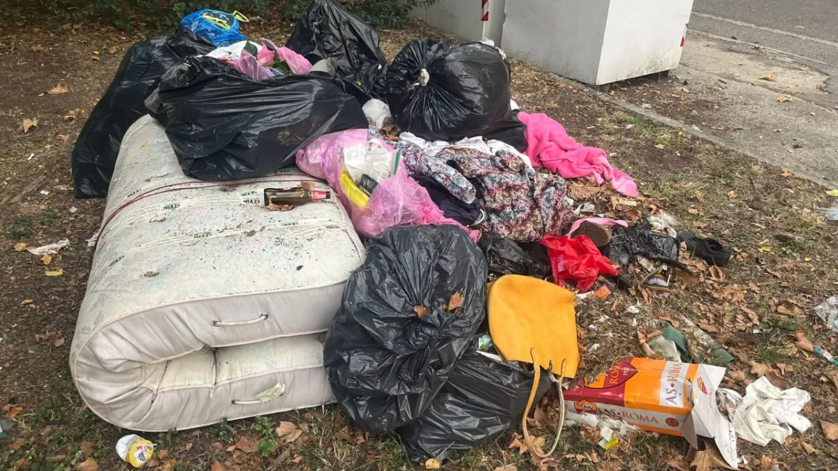 Terni, via Angeloni trattata come una discarica: lasciati diversi rifiuti in mezzo alla strada