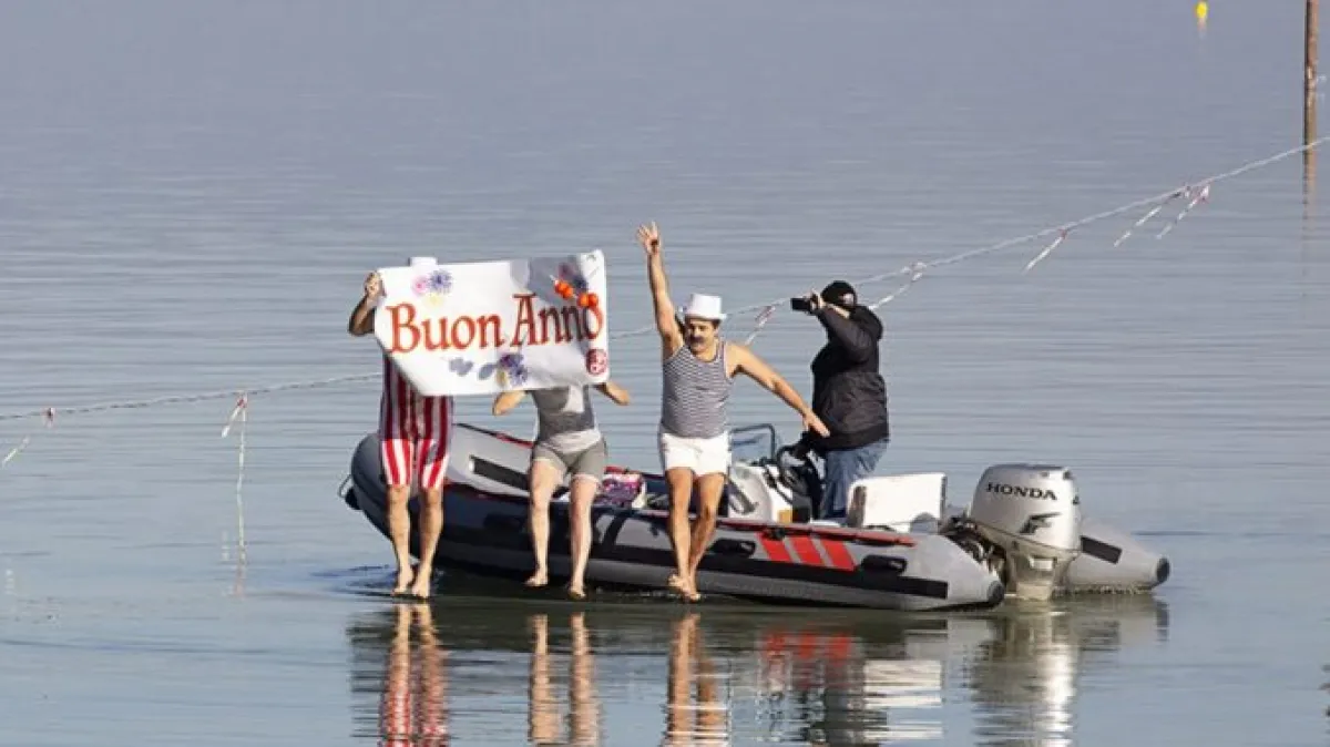 Castiglione del Lago, si rinnova la tradizione con il tuffo nel Trasimeno