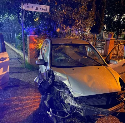 Incidente a Bastia Umbra: Ford Fiesta distrutta sulla 147 Assisana, conducente fugge dopo lo schianto