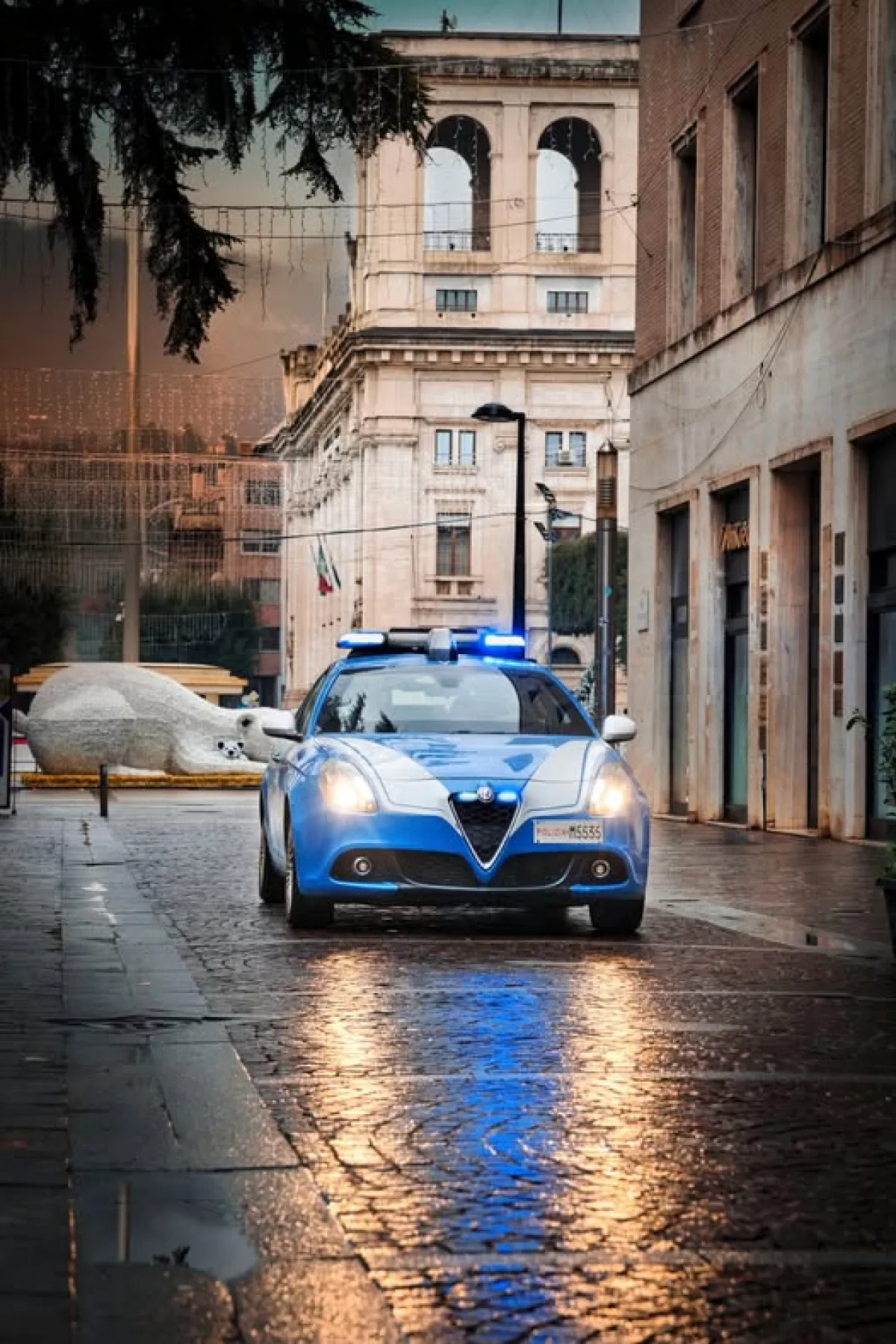 Terni, minaccia i passanti con una bottiglia di vetro e aggredisce i poliziotti. Arrestato