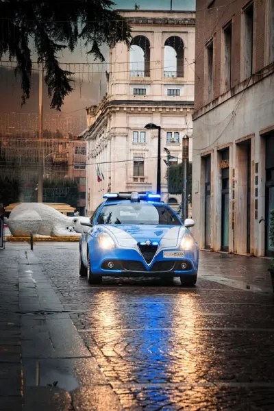 Terni, minaccia i passanti con una bottiglia di vetro e aggredisce i poliziotti. Arrestato