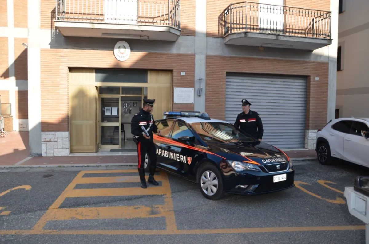 Colpi in aria a Capodanno davanti a un negozio: video sui social fa scattare l’allarme, due denunciati a Todi