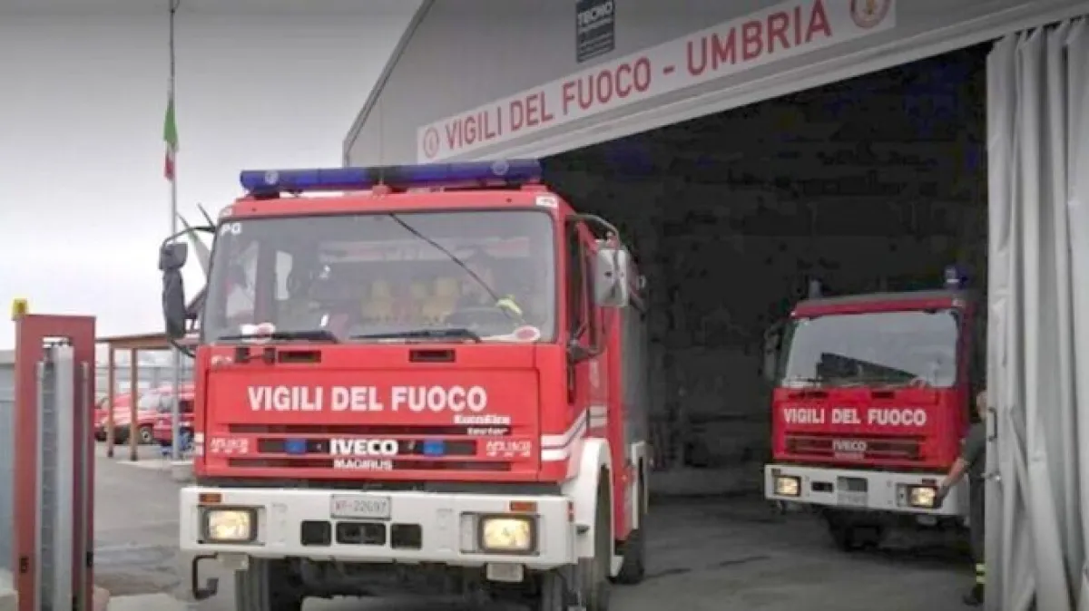 Spoleto, perde il controllo dell’auto e finisce nel torrente: automobilista salvato dai vigili del fuoco