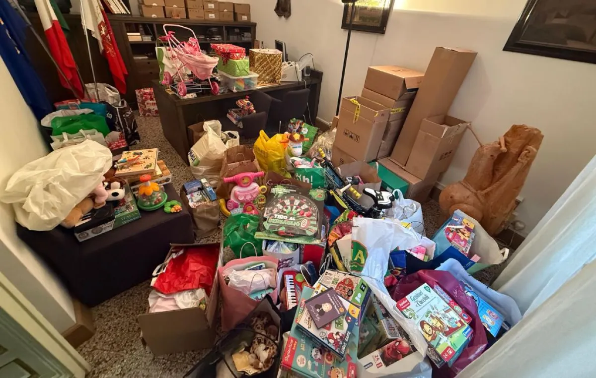 A Orvieto la calza della Befana con i giocattoli donati. Tutta la città ha partecipato alla raccolta