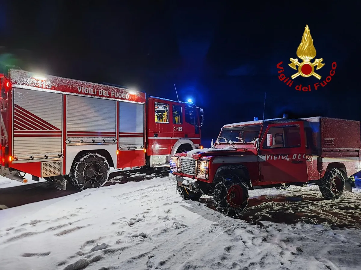 Castelluccio di Norcia isolata dalla neve, quindici auto bloccate: intervento dei vigili del fuoco durato oltre sette ore