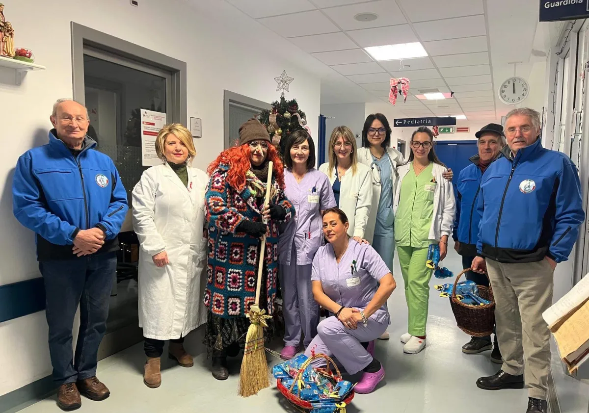 Il rombo della generosità: la Befana del Vespa Club Gubbio accende l'Epifania in ospedale