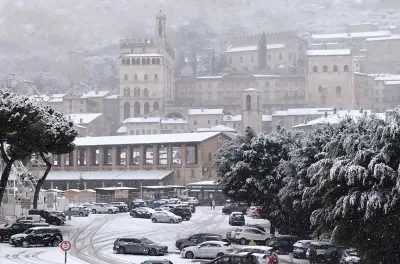 Neve su Gubbio e fascia appenninica: strade bloccate, auto in difficoltà e scuole chiuse per precauzione
