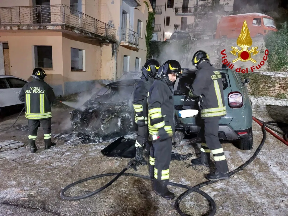 Gualdo Tadino, incendio nella notte: alcune autovetture interessate