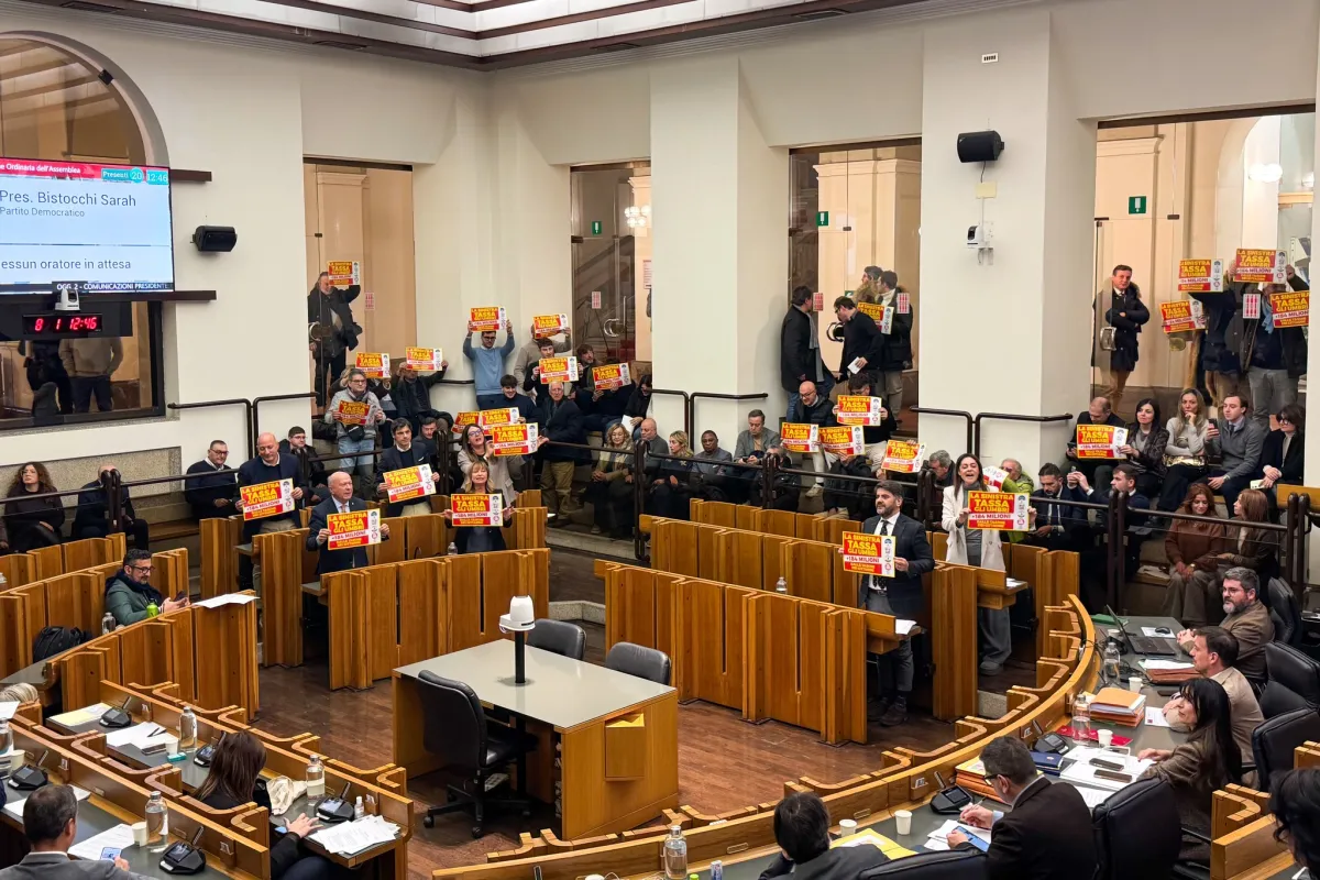 Umbria, bagarre in Consiglio sulla manovra fiscale: opposizione alza i cartelli “La sinistra tassa gli umbri”