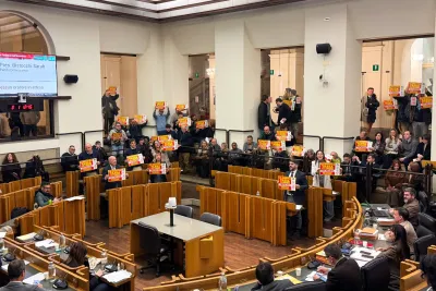 Umbria, bagarre in Consiglio sulla manovra fiscale: opposizione alza i cartelli “La sinistra tassa gli umbri”