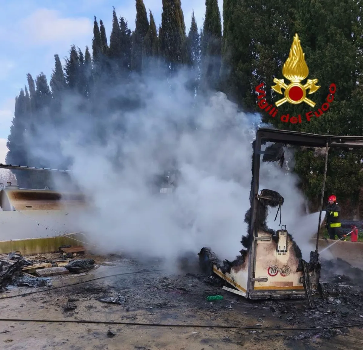 Todi, fiamme a Pantalla: i vigili del fuoco domano l'incendio di un rimorchio 