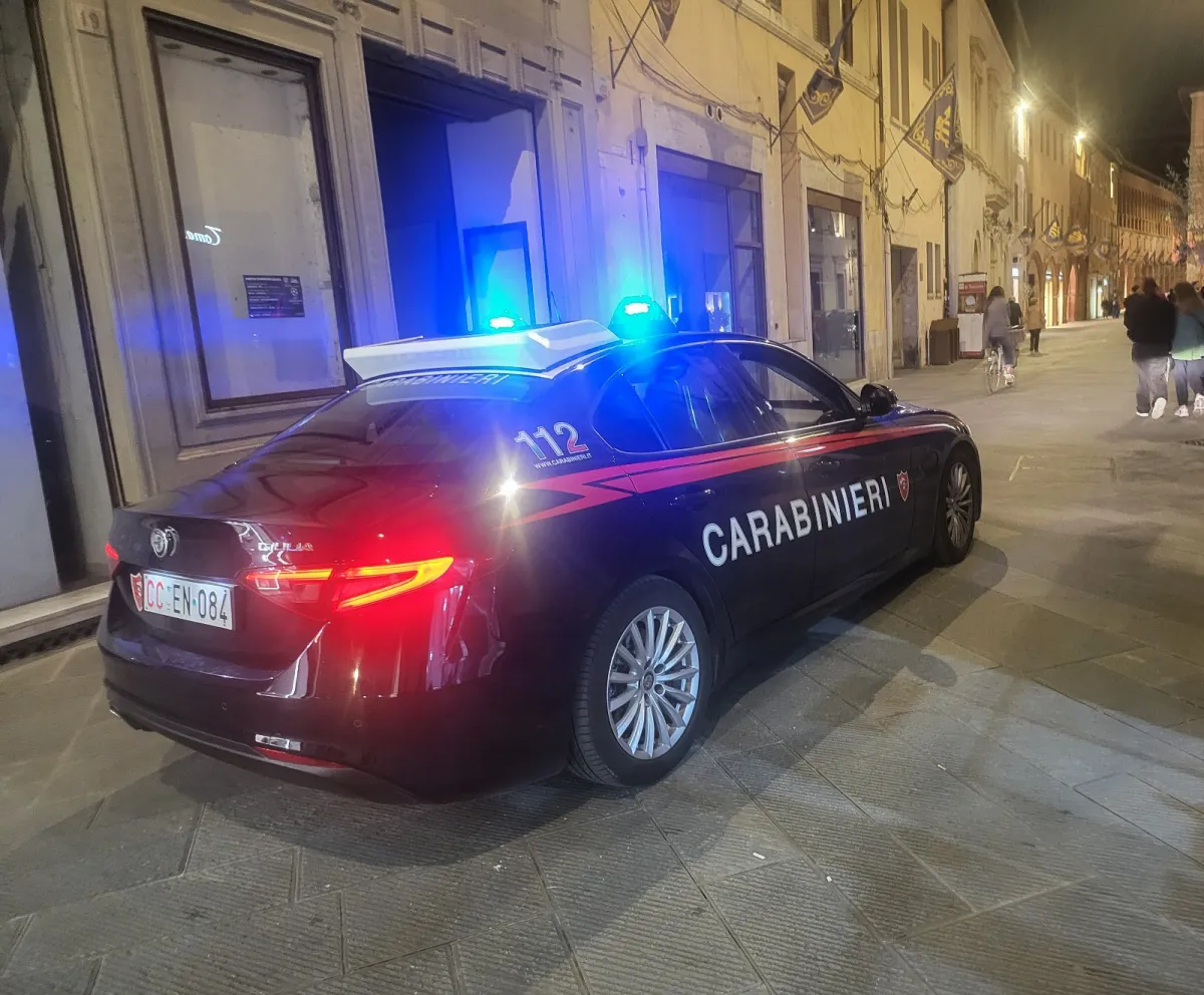 Terni, ruba a un distributore in piazza della Pace ma si ferisce: indagini in corso