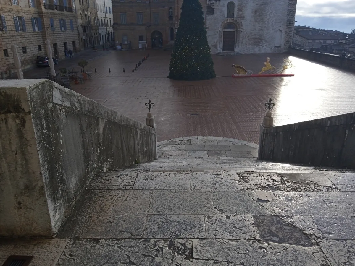 Piazza Grande, la nuova pavimentazione già in crisi: crepe, sbrecciature e infiltrazioni dopo le gelate