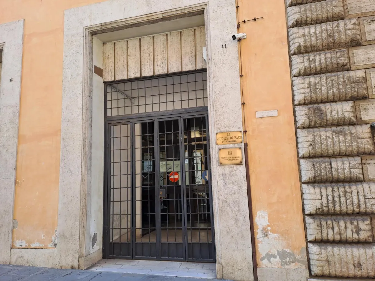 Perugia, accoltellò due persone nel centro storico, condannato tunisino di 30 anni