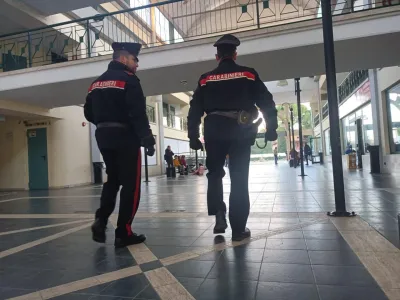 Castel del Piano, rapina in un centro commerciale: arrestato un 15enne, denunciato un 16enne