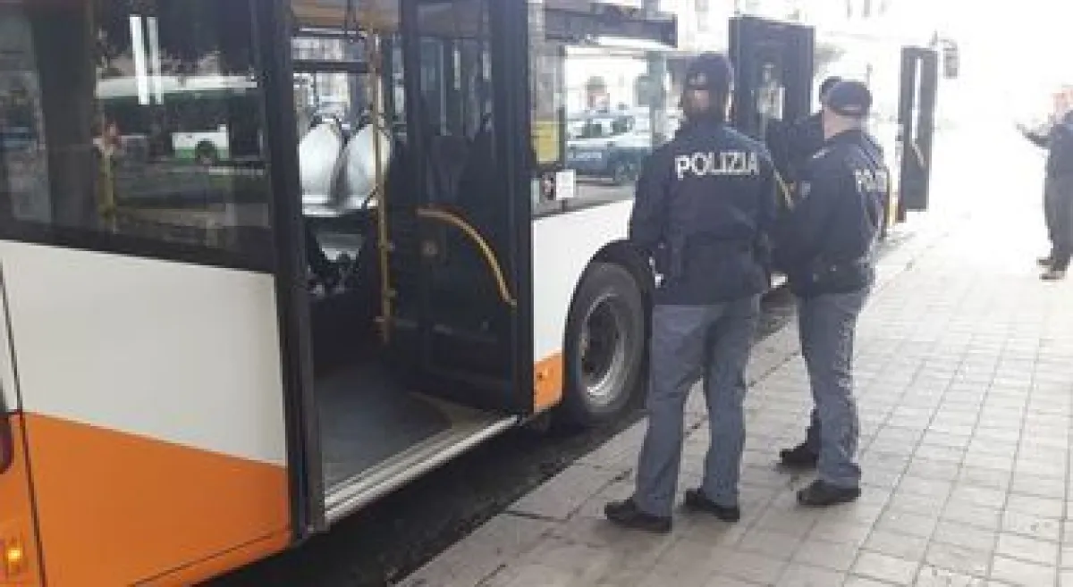 Perugia, passeggero senza biglietto impazzisce sul bus: aggrediti un controllore e due vigilantes
