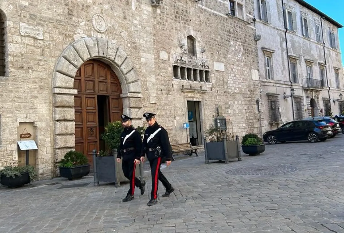 Carabinieri, il volto umano dell’intervento: a Terni aiutano una donna invalida, a Narni Scalo salvano una giovane dal suicidio