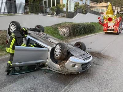Auto si ribalta davanti al centro commerciale Cascate delle Marmore: alla guida un ultraottantenne