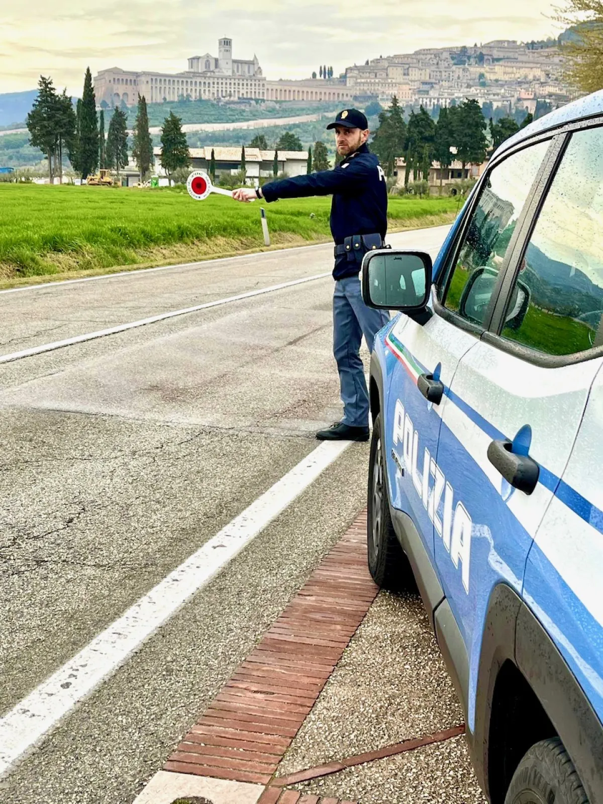 Assisi, oltre seimila euro di multa a un 25enne. Guidava senza patente né assicurazione