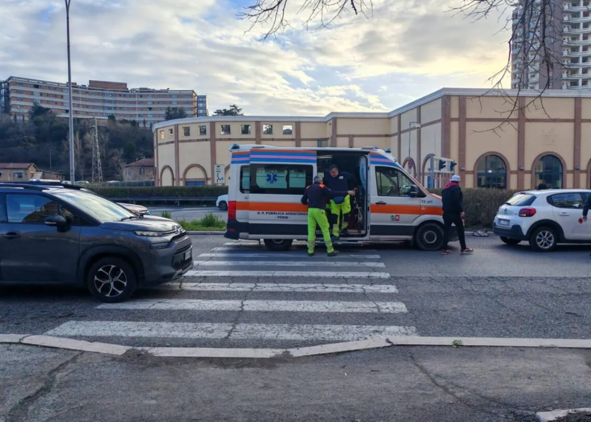 Terni, 15enne investita sulle strisce in via Gramsci: non è grave ma è stata trasportata al "Santa Maria"