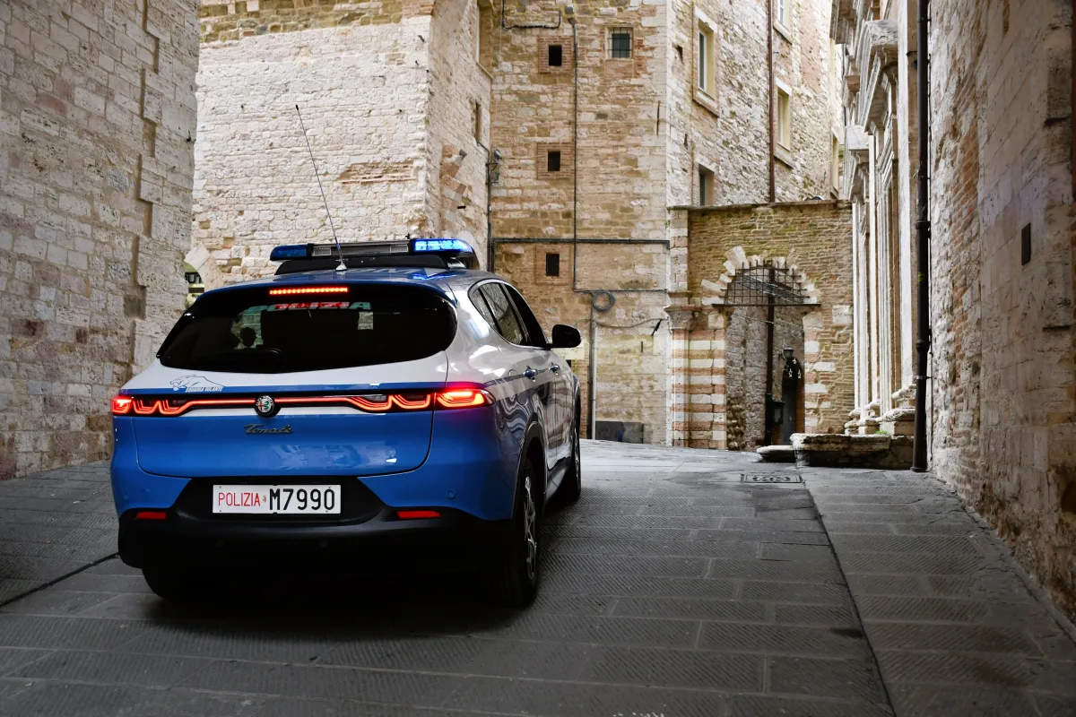 Perugia, costringeva la compagna a indossare il velo ad avere rapporti sessuali: arrestato un 23enne