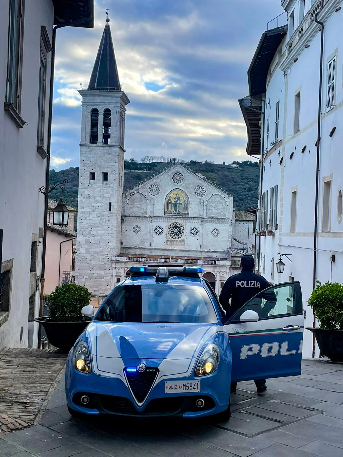 Spoleto, vuole comprare un'auto ma viene truffata. Denunciato un 54enne