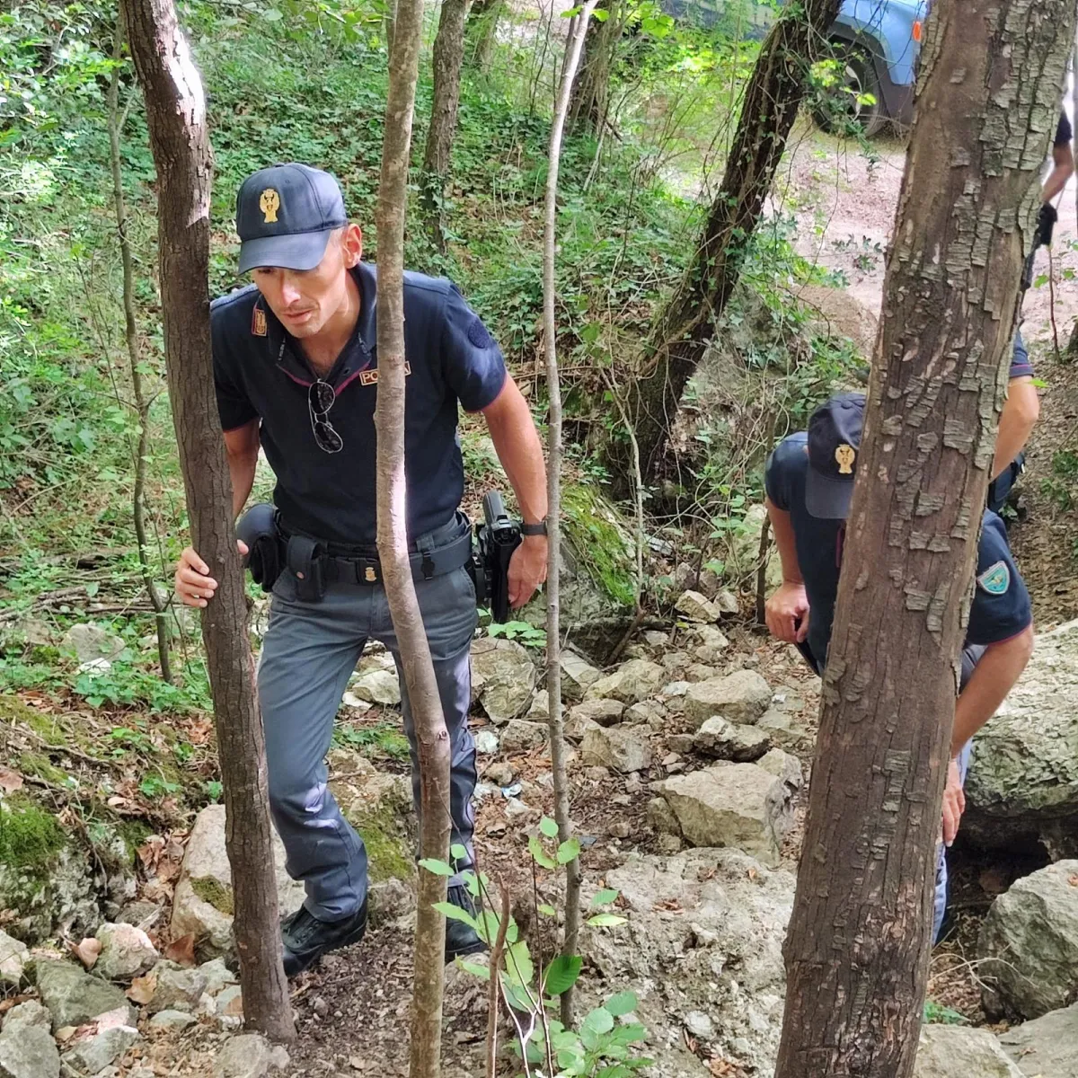 Amelia, auto abbandonata nel bosco: la Polizia interviene per ipotesi bivacchi per spaccio