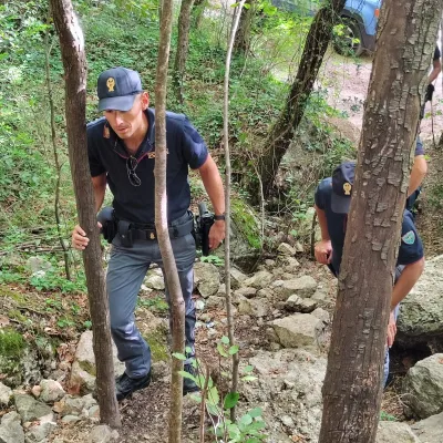Amelia, auto abbandonata nel bosco: la Polizia interviene per ipotesi bivacchi per spaccio