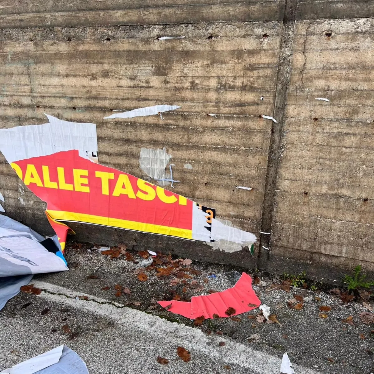 Umbria, manifesti del centrodestra contro le tasse strappati in tutta la regione, denuncia in Questura