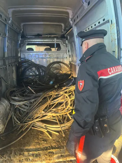 Todi, fuggono al controllo dei Carabinieri: fermati con sei quintali di cavi in rame