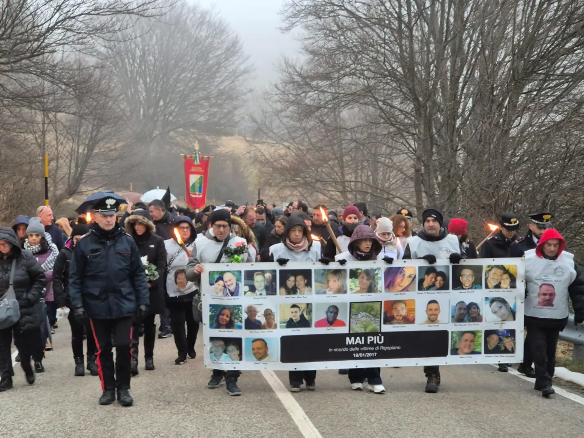 Rigopiano, nove anni dopo: la montagna della memoria e il dolore che chiede ancora verità
