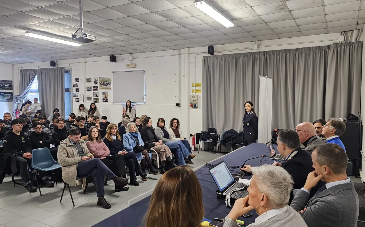 Guida in sicurezza. Gli studenti fanno lezione all'autodromo di Magione