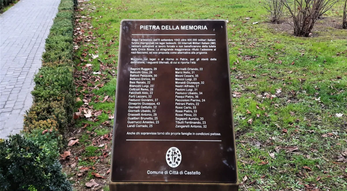 Città di Castello, vandalizzata la targa della Resistenza: scritte ingiuriose sui nomi dei martiri