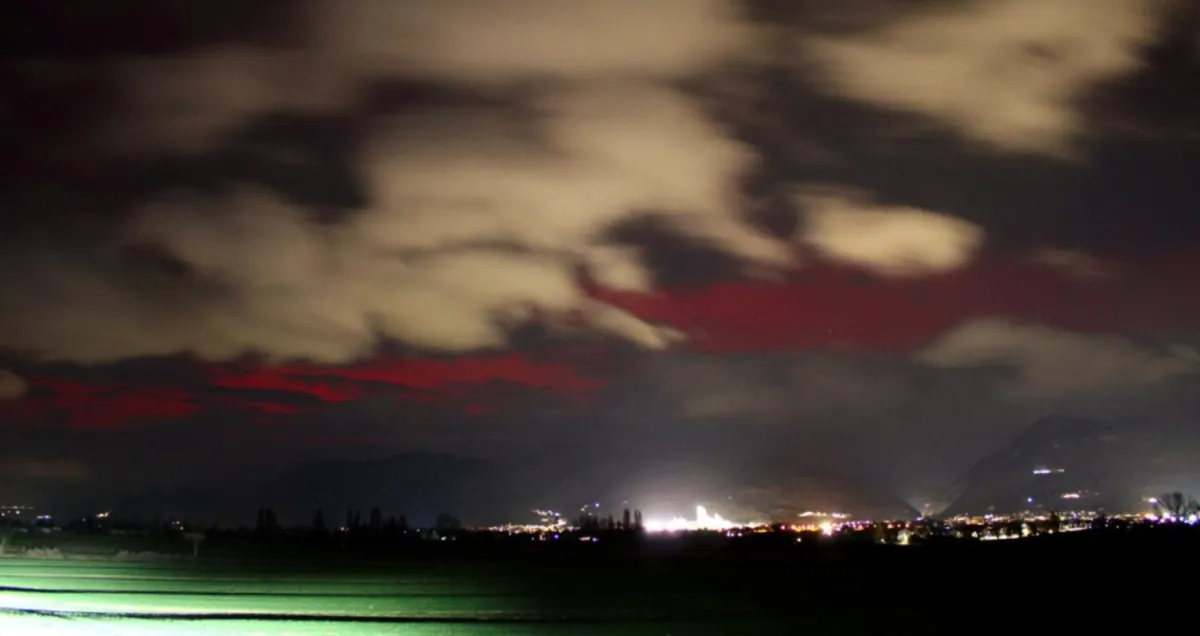 Aurora boreale sui cieli di Gubbio: dal fenomeno del 2026 al grande evento del 1737
