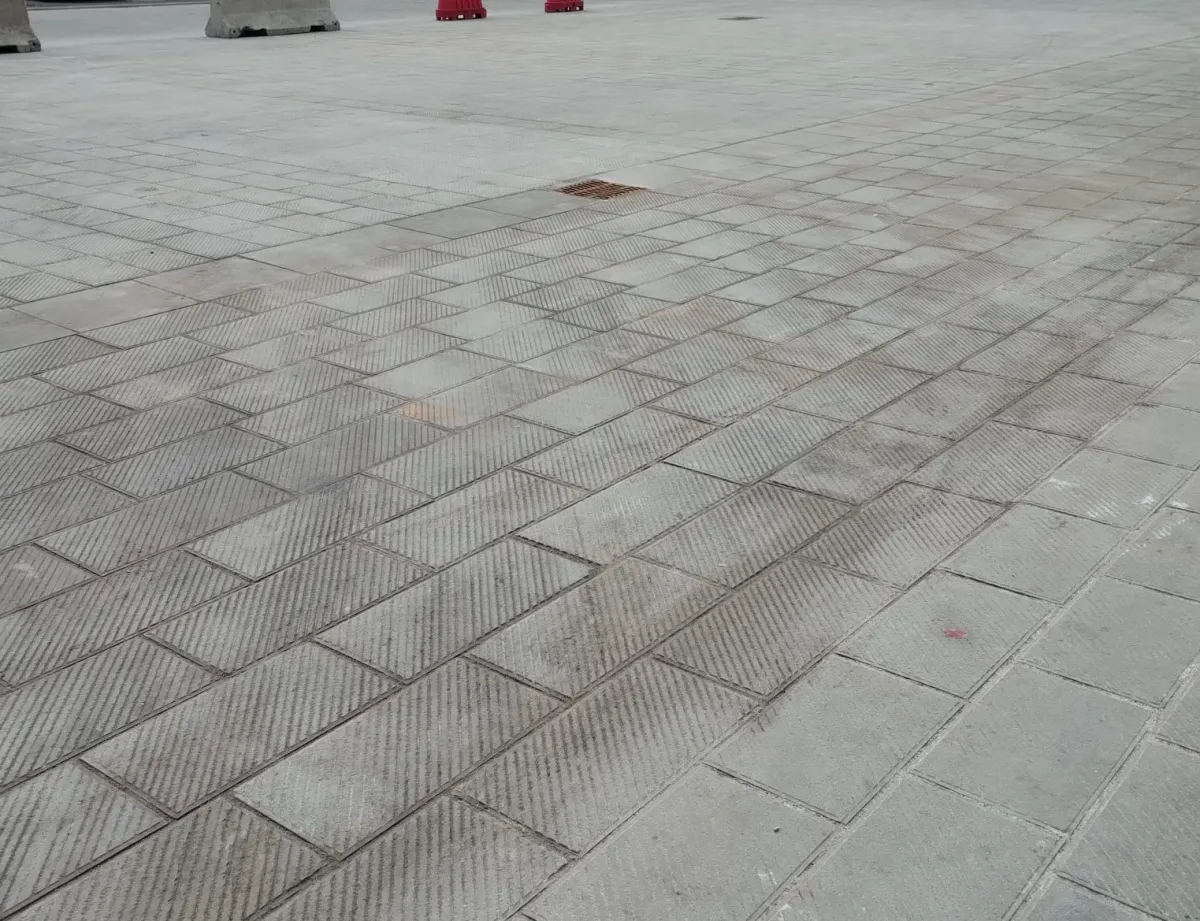 Piazza 40 Martiri a Gubbio, il selciato nuovo già sotto osservazione dopo la ruota panoramica