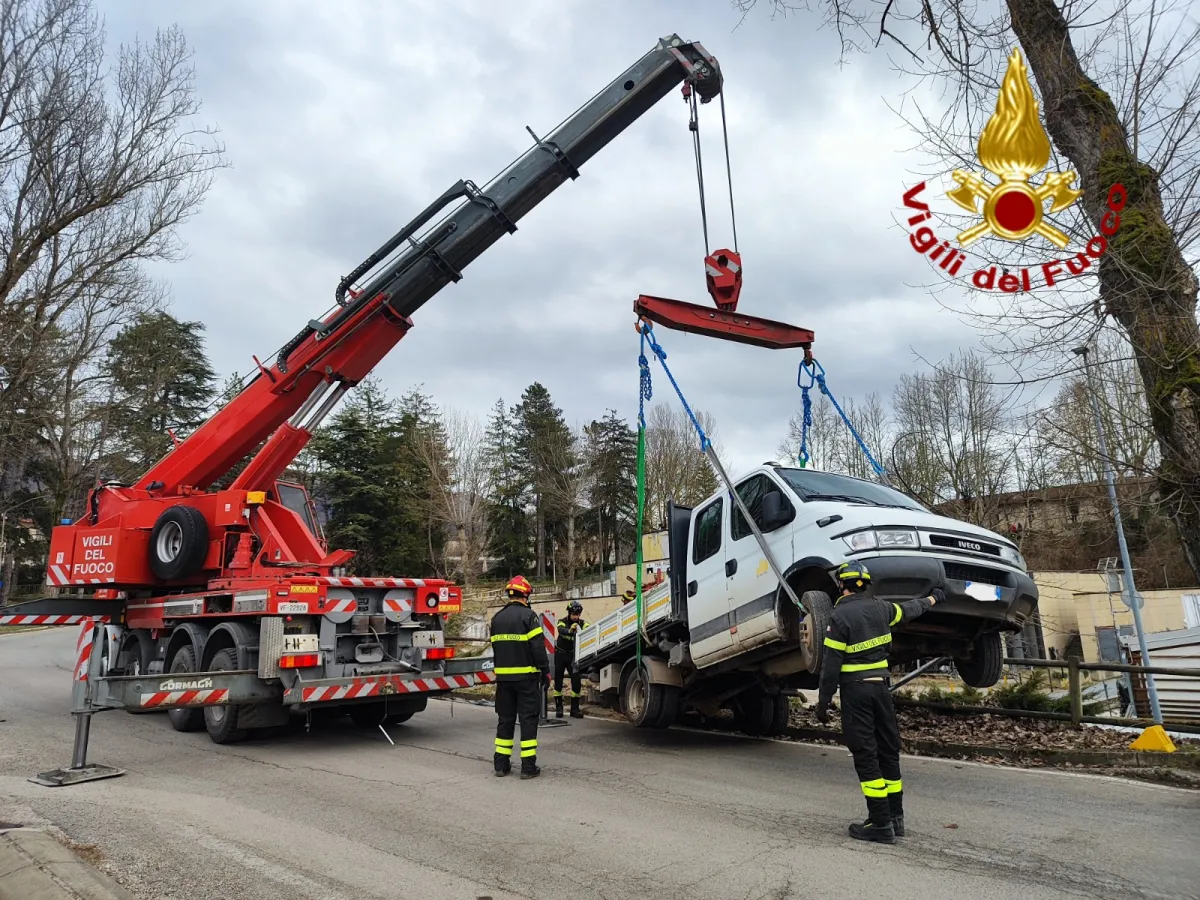 Norcia, furgone si sfrena e finisce fuori strada. Intervengono i Vigili del Fuoco