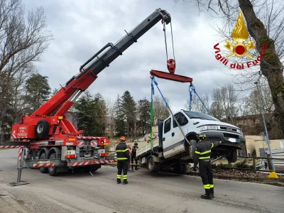 Norcia, furgone si sfrena e finisce fuori strada. Intervengono i Vigili del Fuoco