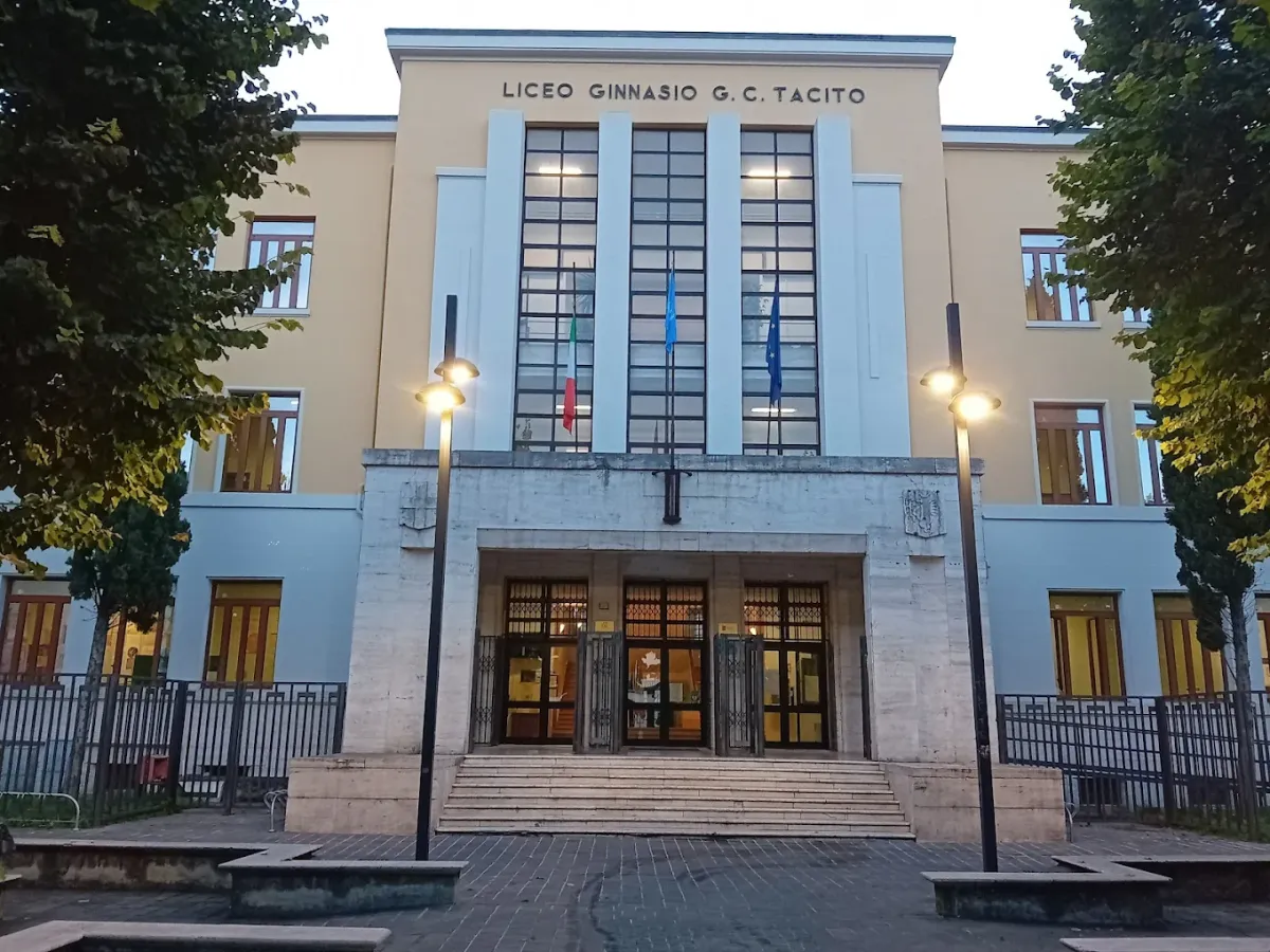 Terni, tentata rapina a due coetanei davanti al Liceo Classico di via Fratti: individuati i tre minorenni responsabili