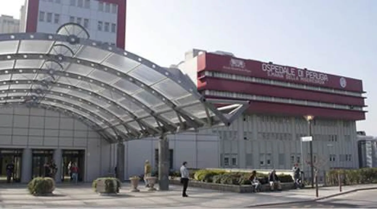 Perugia, sosta selvaggia all’ospedale: caos parcheggi tra ambulanze bloccate e disagi per pazienti