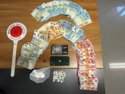 Il nervosismo in auto tradisce il pusher: 40 grammi di cocaina sequestrati ad Assisi, arrestato 19enne albanese