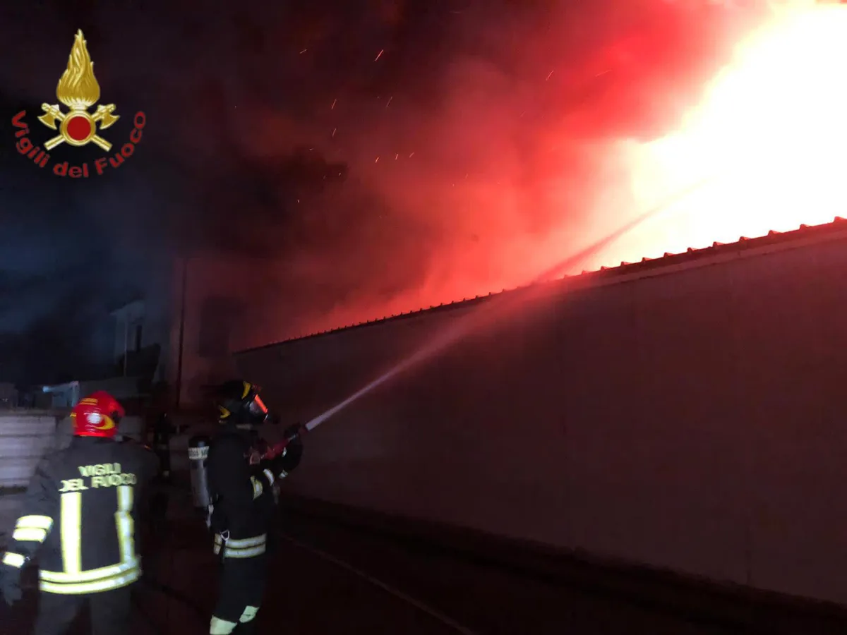 Terni, incendio nella notte a Gabelletta: un ferito grave. I Vigili del Fuoco evitano il disastro